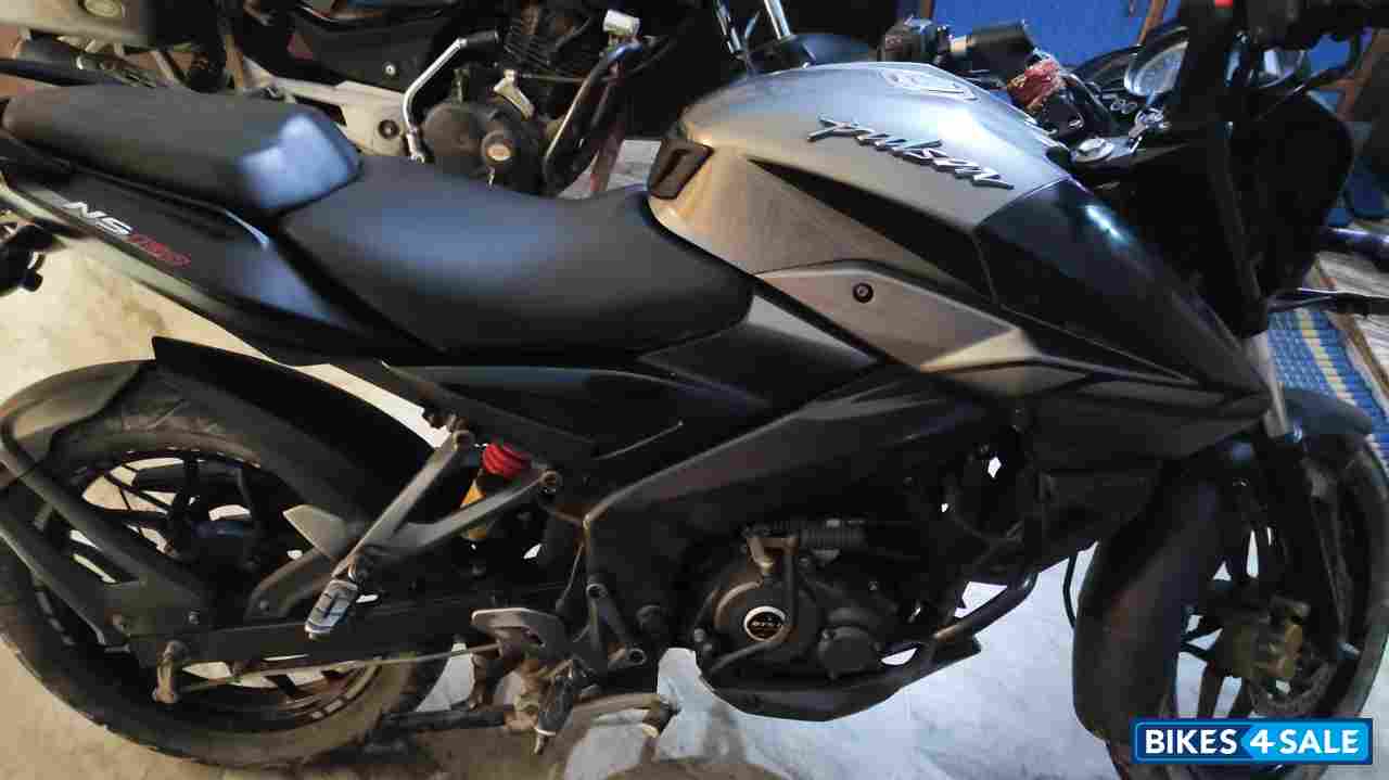 Dual Tone Bajaj Pulsar NS 160 Dual Tone Bajaj Pulsar NS 160