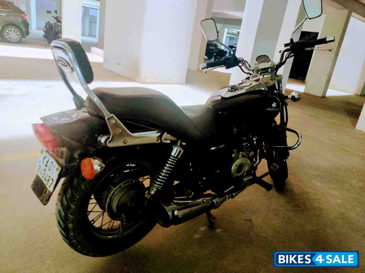 Black Bajaj Avenger 220 DTS-i