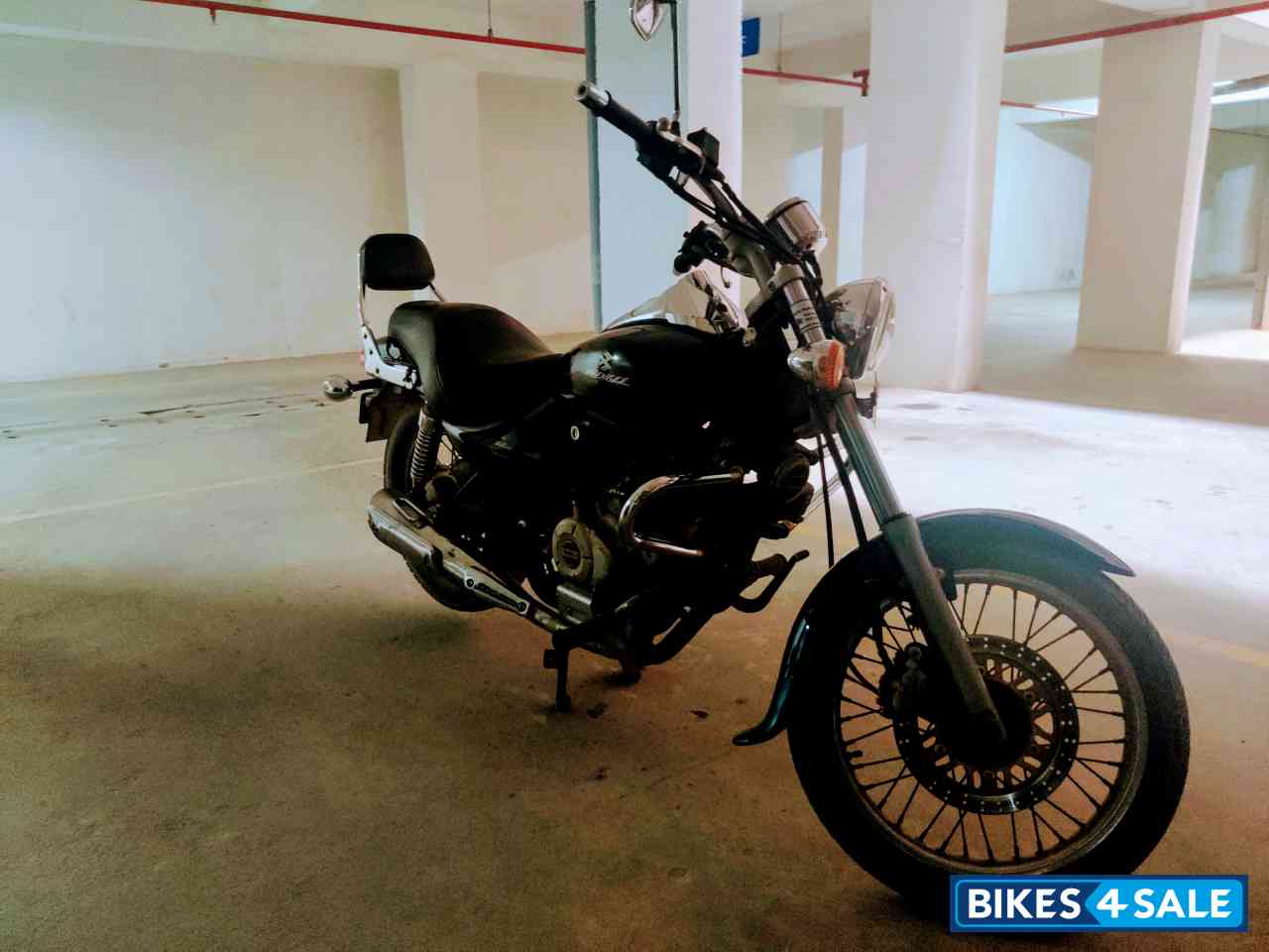 Black Bajaj Avenger 220 DTS-i