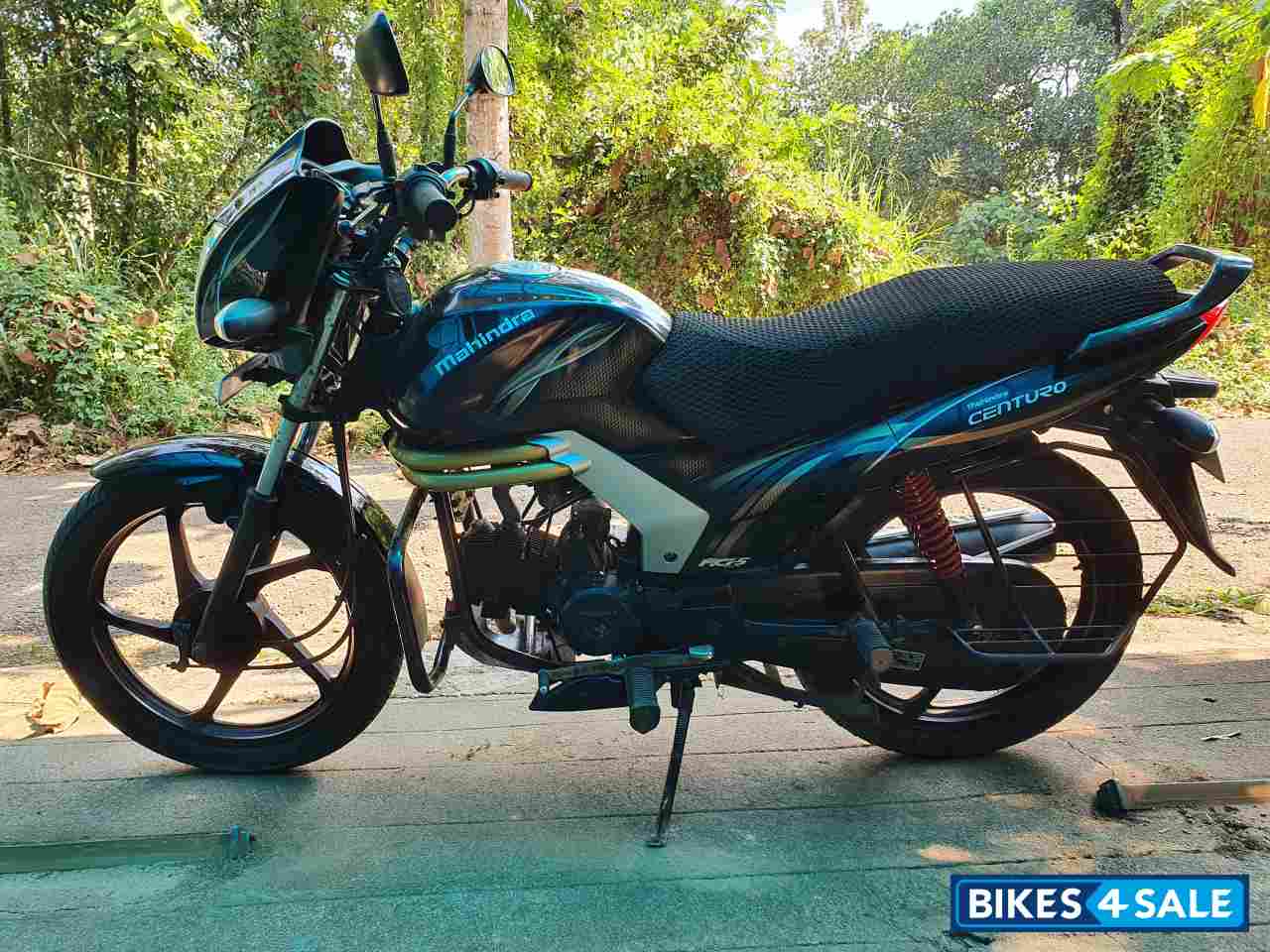 Black Mahindra Centuro Black Mahindra Centuro