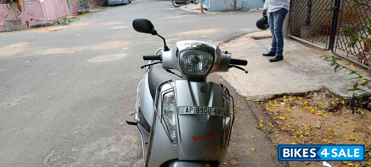 Silver Suzuki Access 125 BS6 Silver Suzuki Access 125 BS6