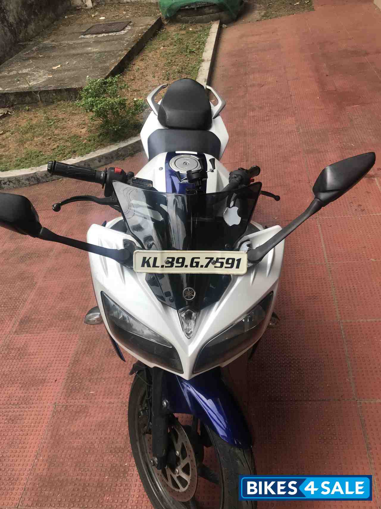 White Yamaha Fazer FI V2 White Yamaha Fazer FI V2