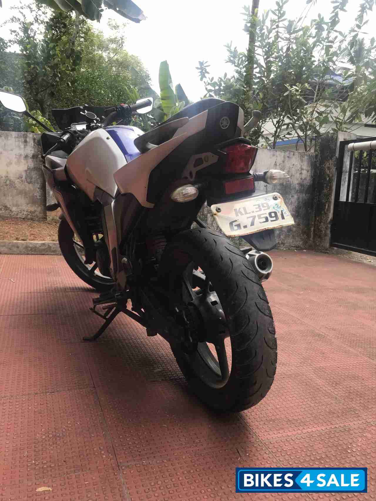 White Yamaha Fazer FI V2 White Yamaha Fazer FI V2