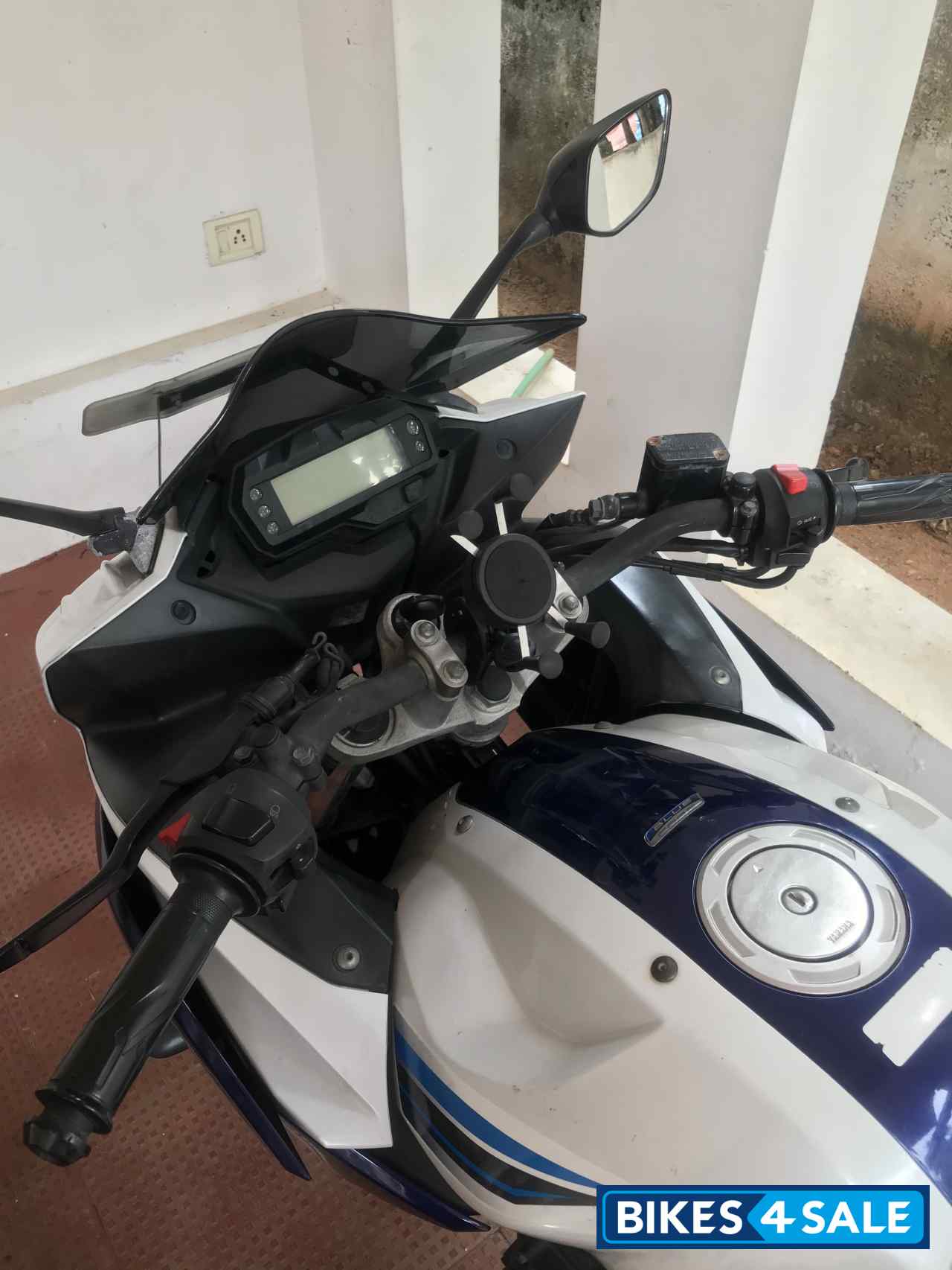 White Yamaha Fazer FI V2 White Yamaha Fazer FI V2