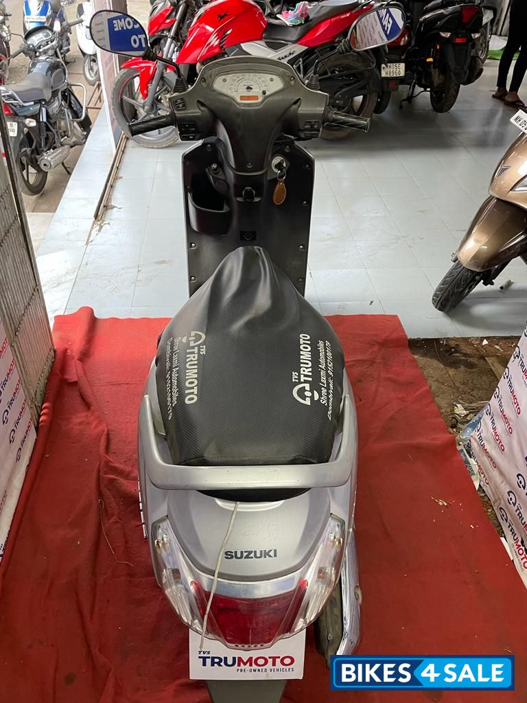 Silver Suzuki Access 125 Silver Suzuki Access 125