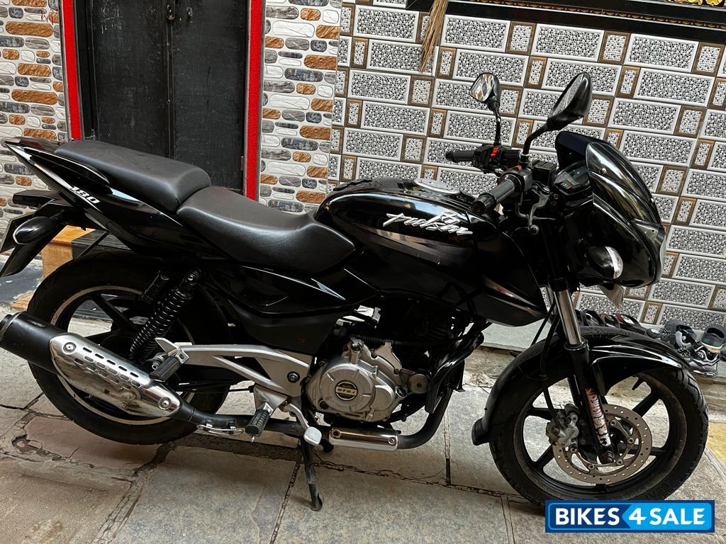 Black Bajaj Pulsar 180 Black Bajaj Pulsar 180