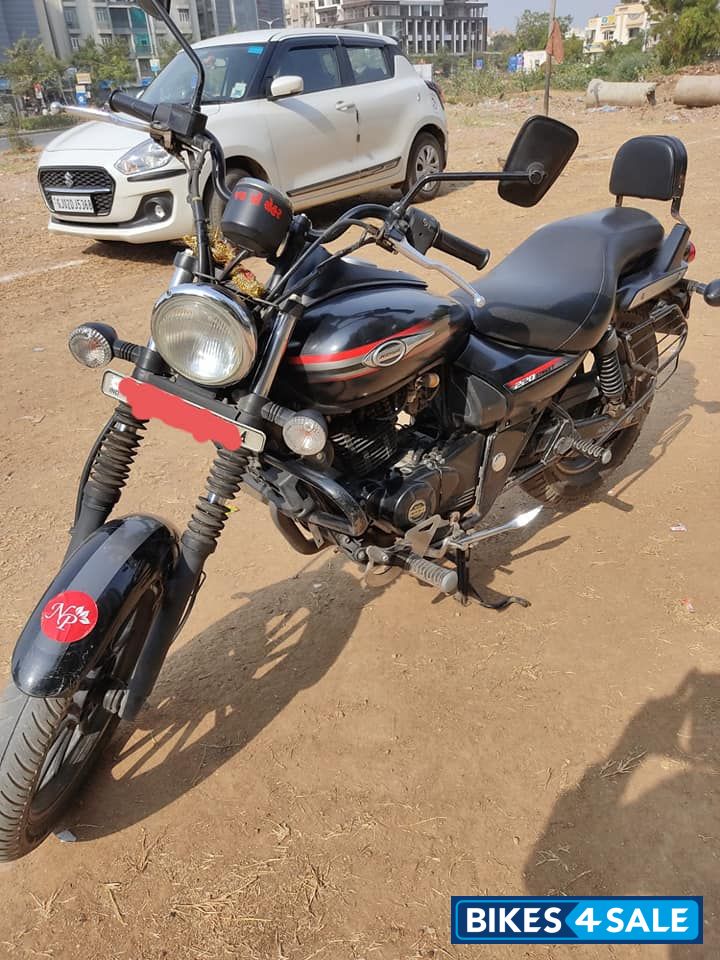 Black Mate Bajaj Avenger Street 220 Black Mate Bajaj Avenger Street 220