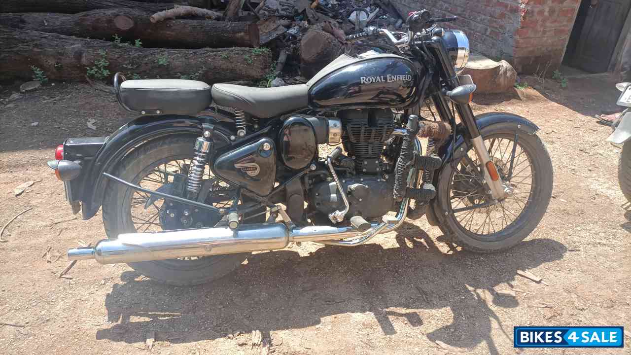 Pure Black Royal Enfield Classic 350 Single Channel BS6 Pure Black Royal Enfield Classic 350 Single Channel BS6