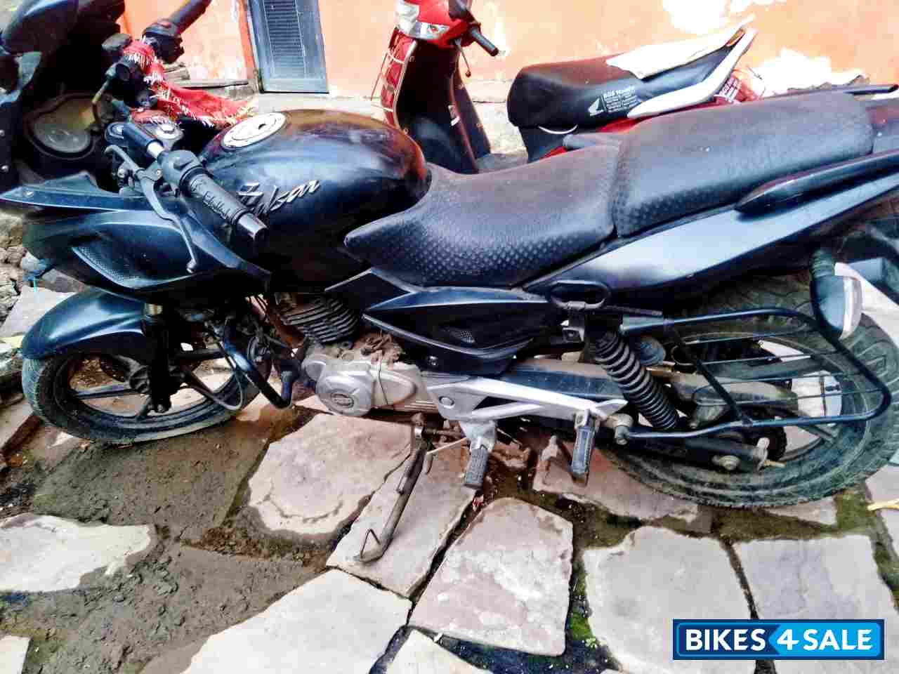 Black Bajaj Pulsar 220F Black Bajaj Pulsar 220F