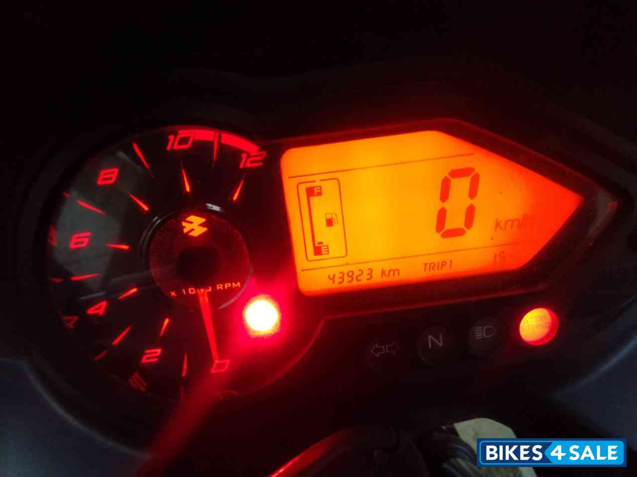 Black Bajaj Pulsar 220F Black Bajaj Pulsar 220F