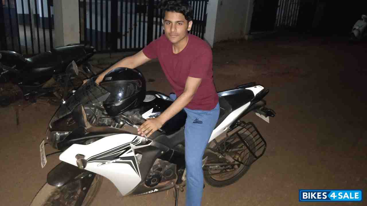 Black/white Honda CBR 150R Black/white Honda CBR 150R