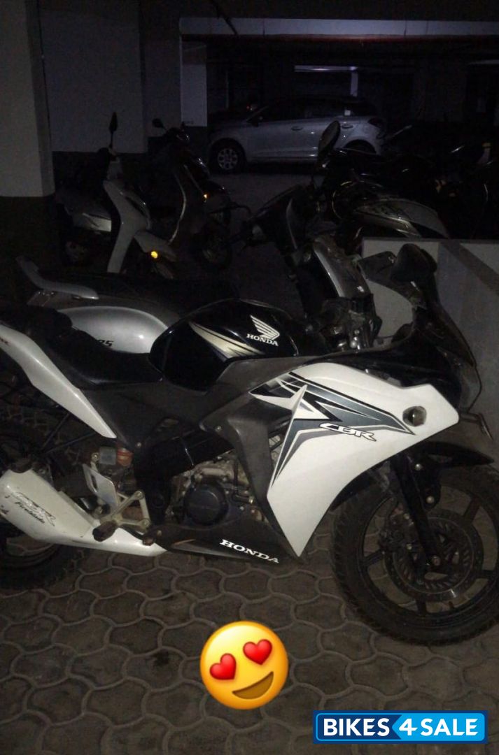 Black/white Honda CBR 150R Black/white Honda CBR 150R