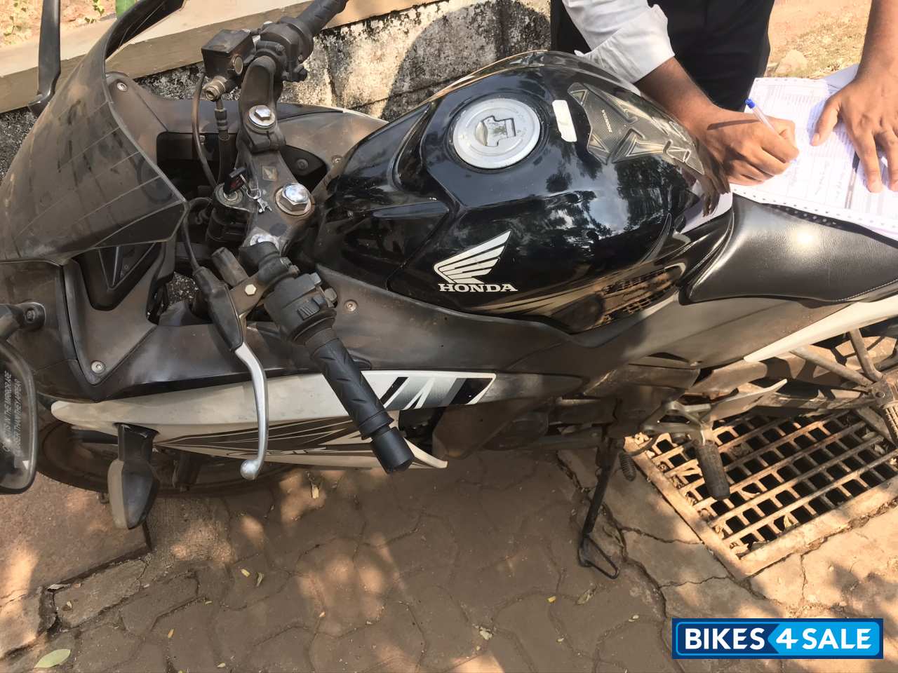 Black/white Honda CBR 150R Black/white Honda CBR 150R