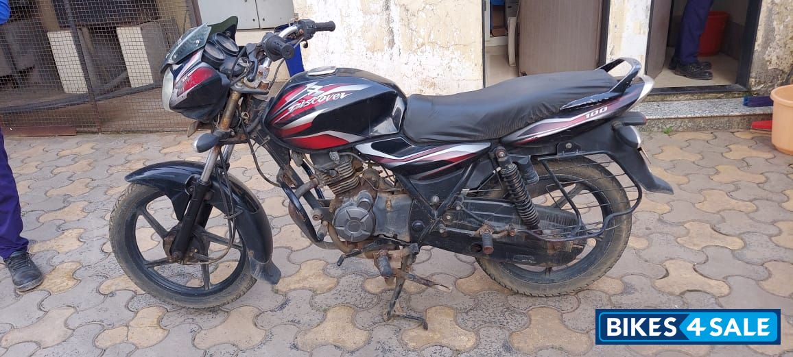 Black Bajaj Discover 100 DTS-Si
