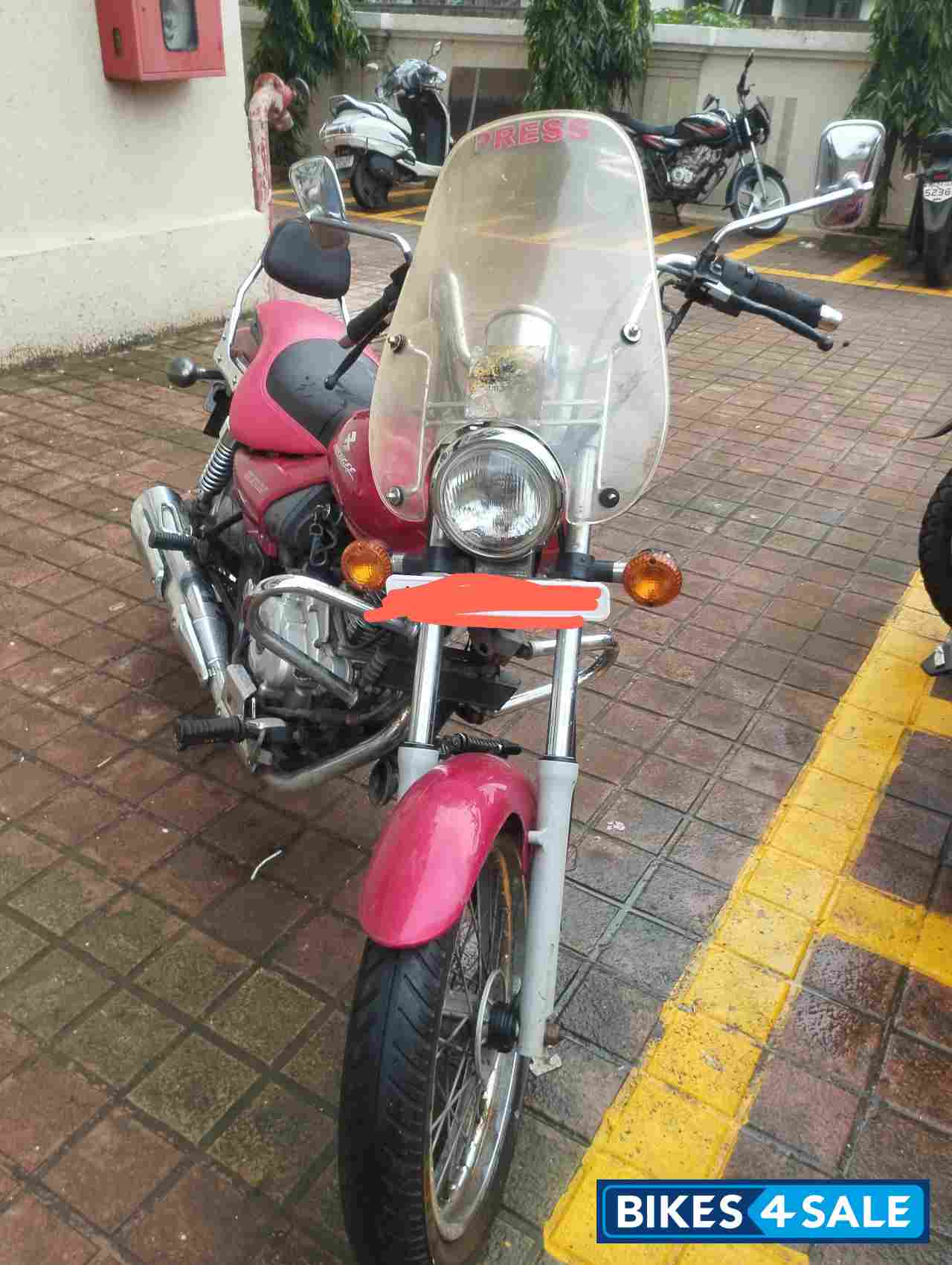 Red Bajaj Avenger 220 DTS-i Red Bajaj Avenger 220 DTS-i
