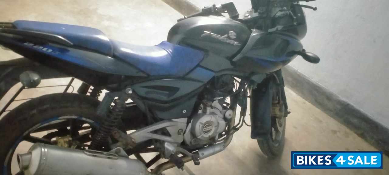 Black &blue Bajaj Pulsar 220 DTSFi Black &blue Bajaj Pulsar 220 DTSFi