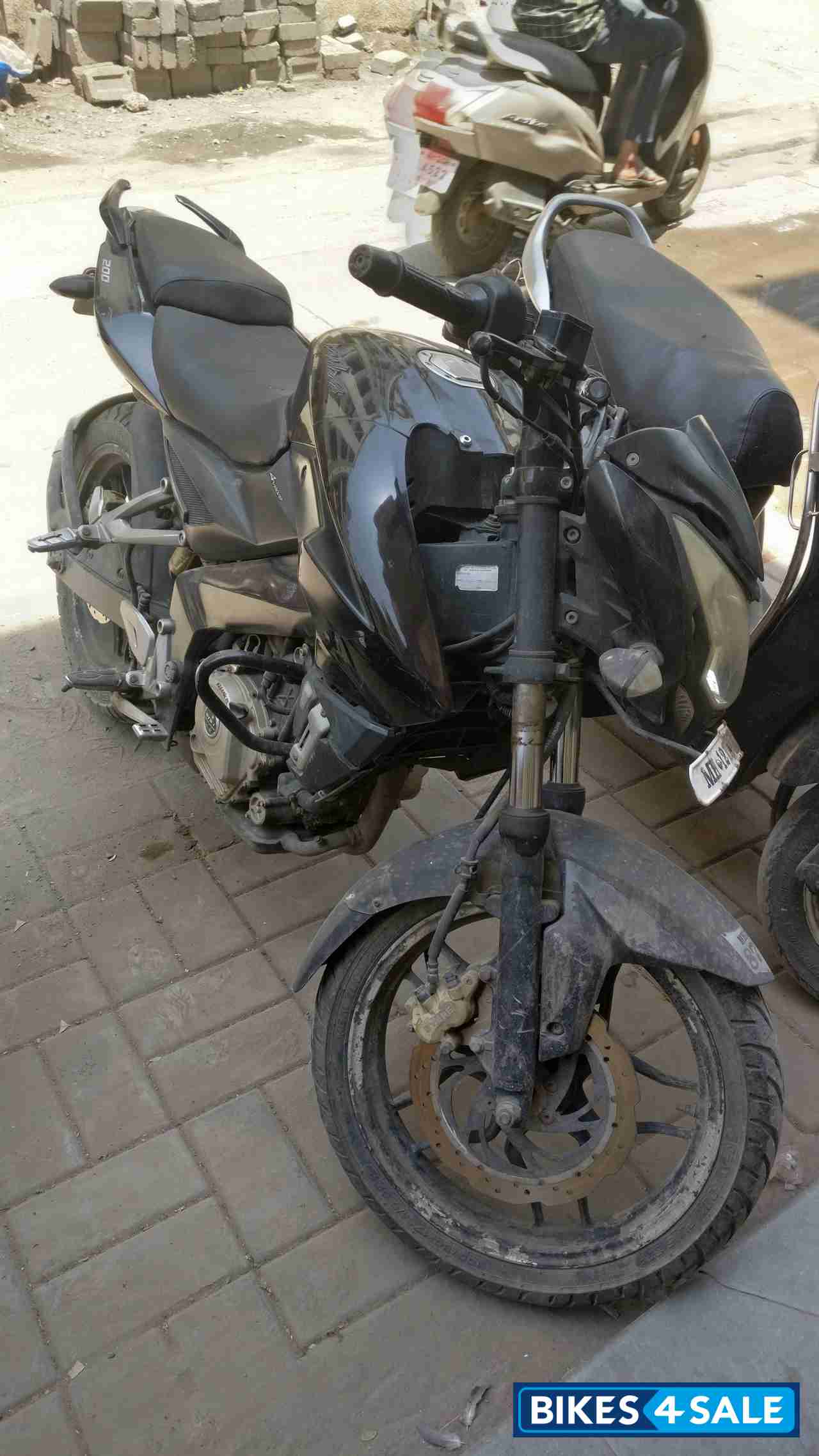 Black Bajaj Pulsar 200 NS Black Bajaj Pulsar 200 NS