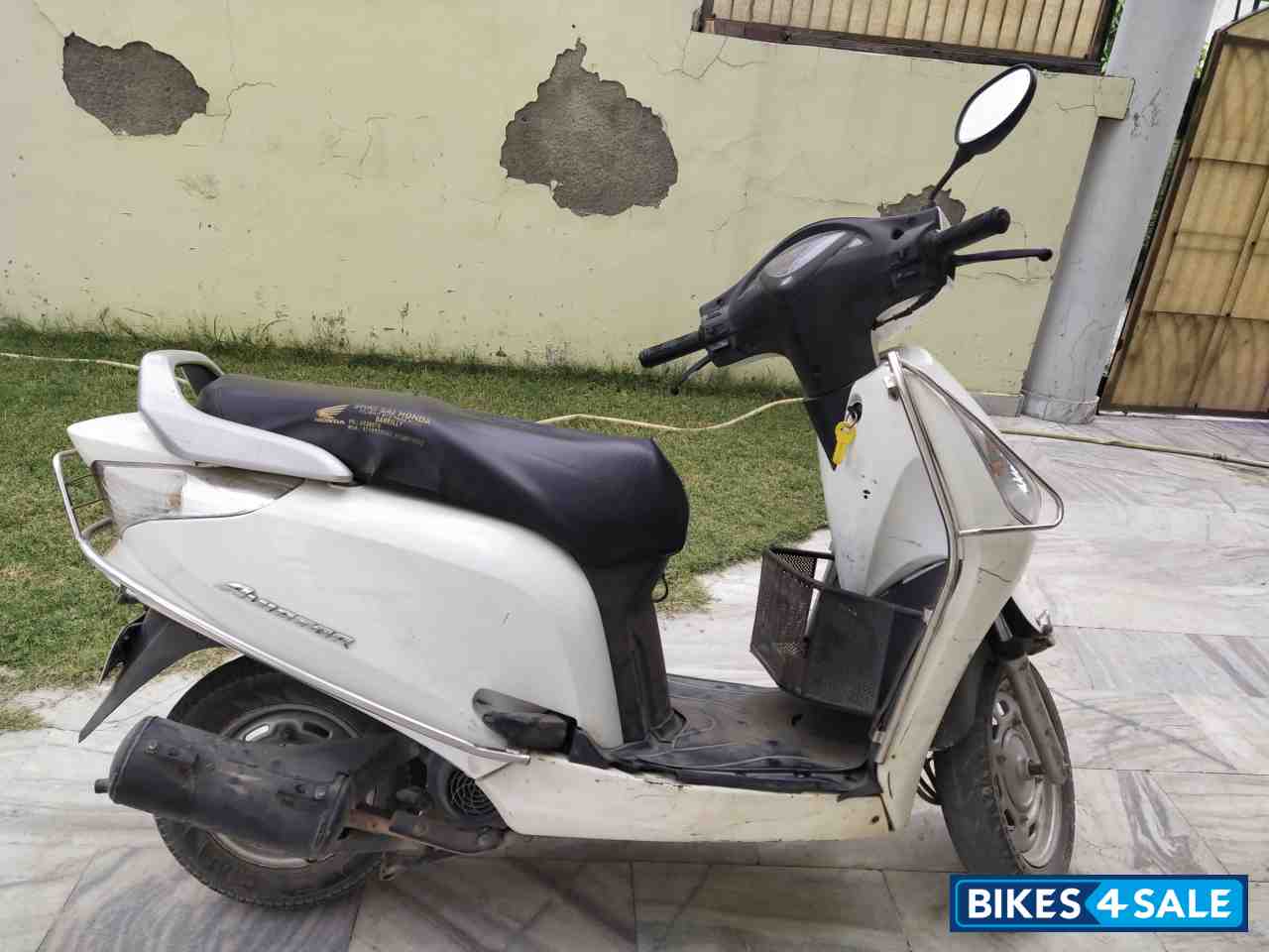 White Honda Aviator White Honda Aviator