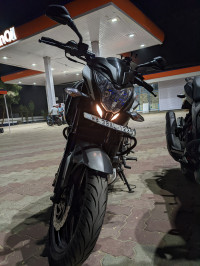 Pearl White Bajaj Pulsar 200 NS
