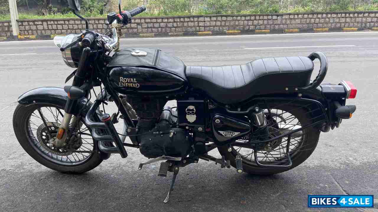 Jet Black Royal Enfield Bullet 350 ES BS6