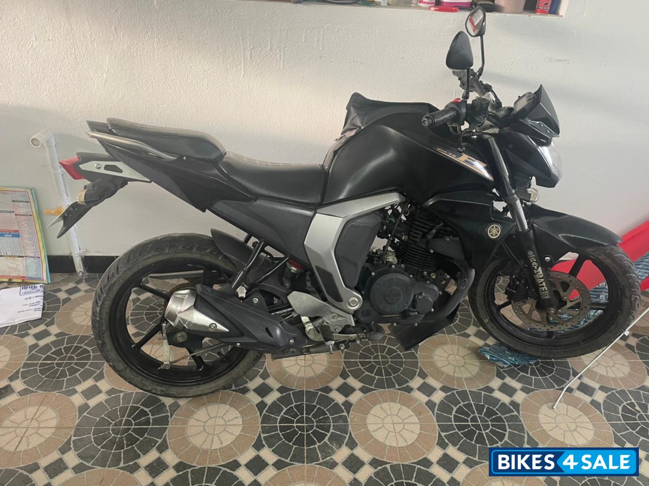 Black Yamaha FZ FI V2 Black Yamaha FZ FI V2