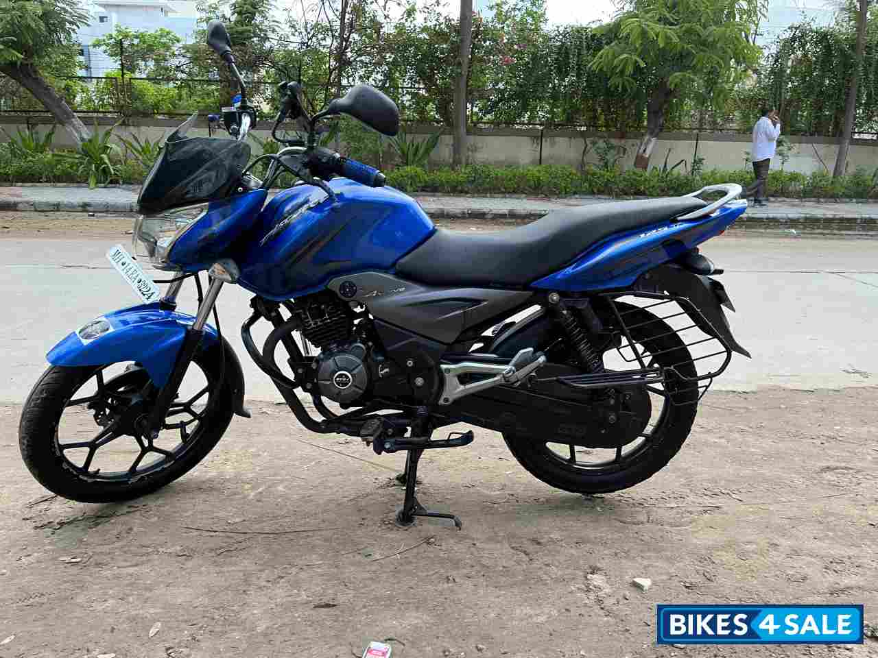 Blue Bajaj Discover 125T