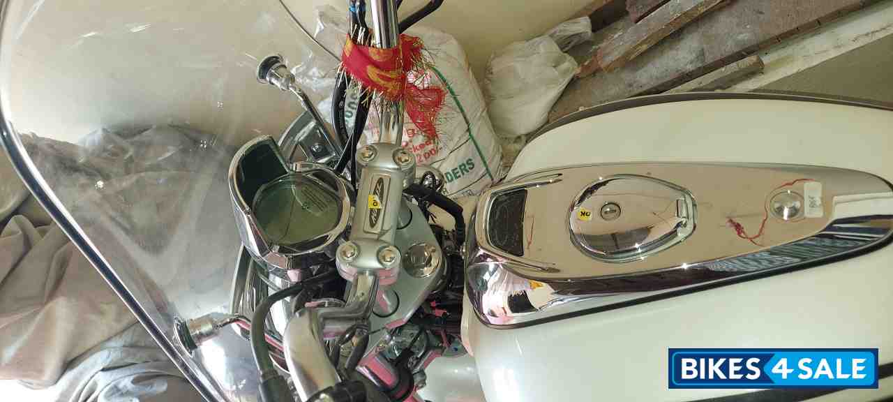 Moonlight White Bajaj Avenger Cruise 220