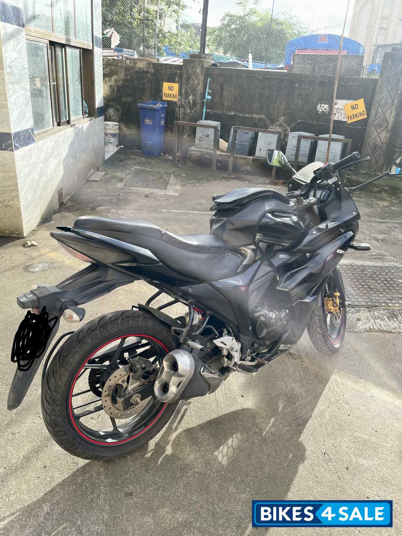 Black Suzuki Gixxer SF Fi