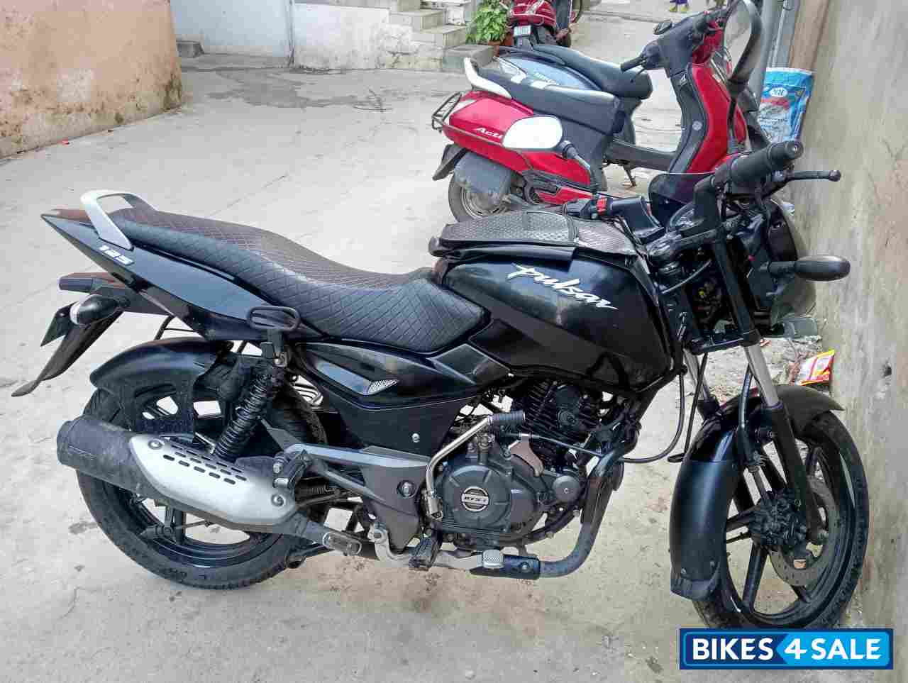 Black Bajaj Pulsar 125 Neon Black Bajaj Pulsar 125 Neon
