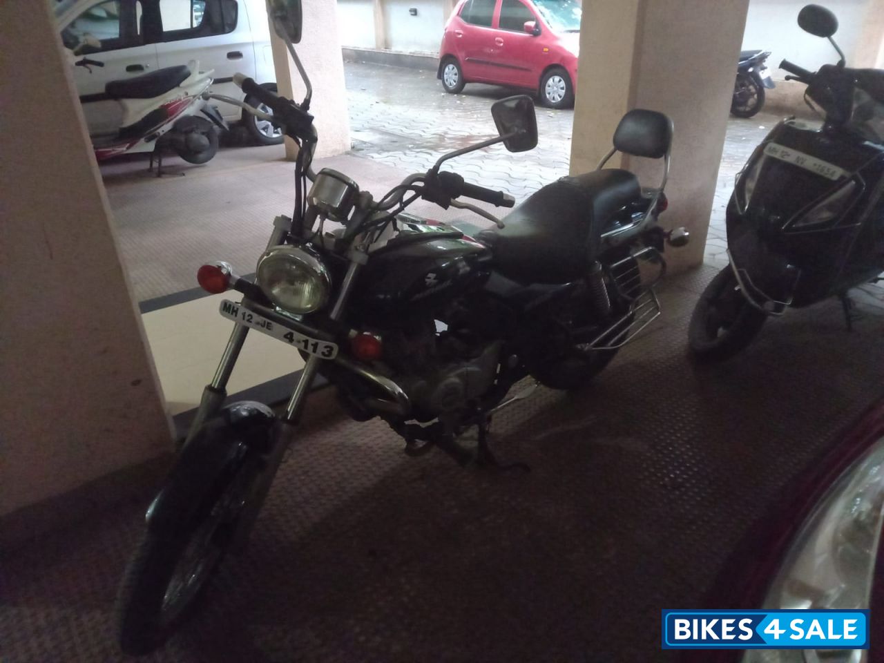 Black Bajaj Avenger 200 DTS-i Black Bajaj Avenger 200 DTS-i