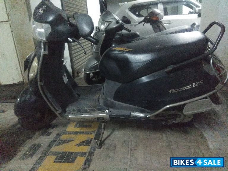 Black Suzuki Access 125 Black Suzuki Access 125
