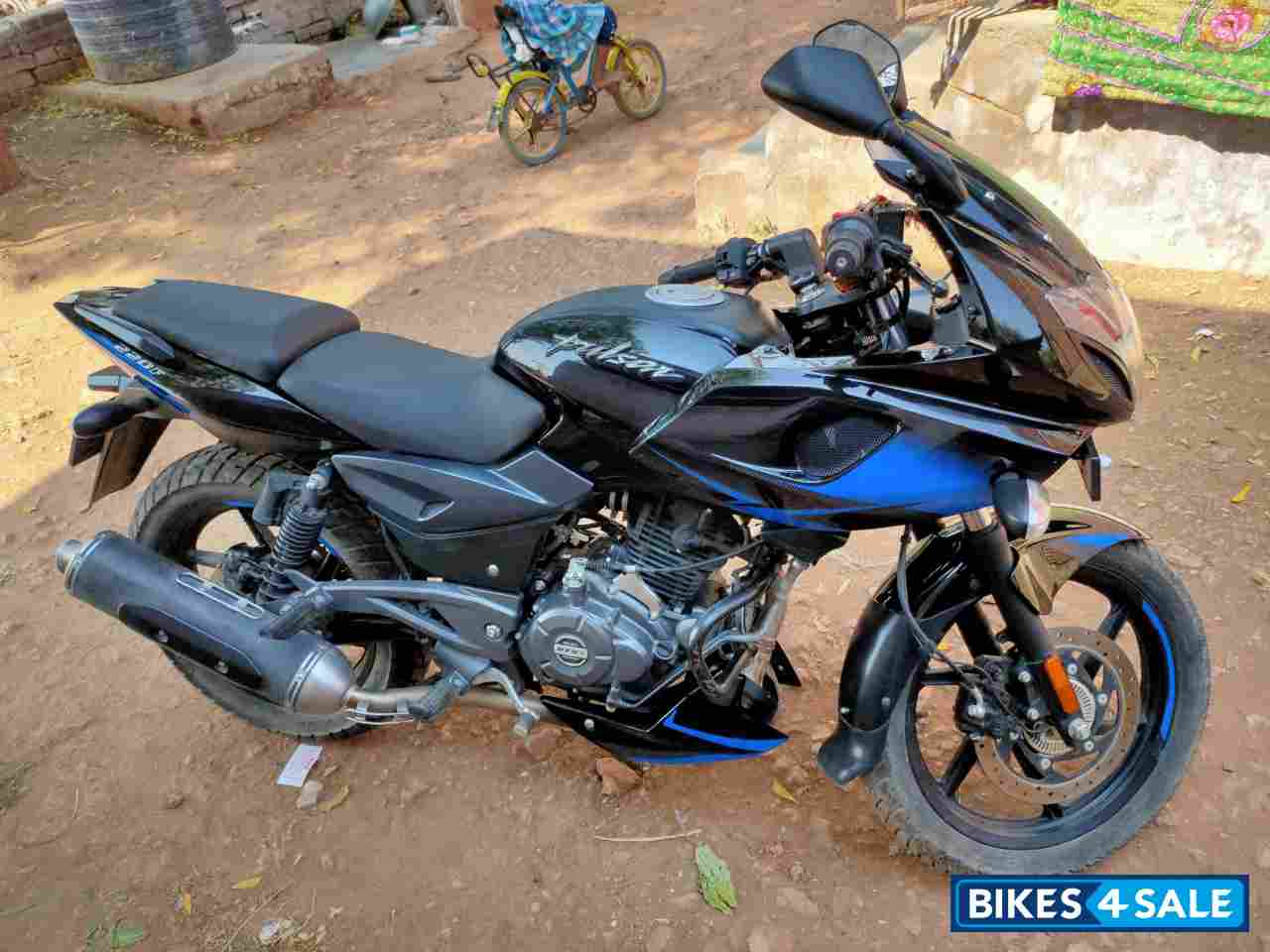 Bule Balck Bajaj Pulsar 220F BS6 Bule Balck Bajaj Pulsar 220F BS6