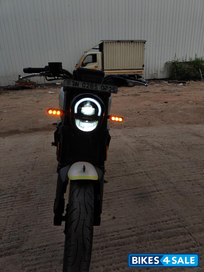 White Benelli Leoncino 250 White Benelli Leoncino 250