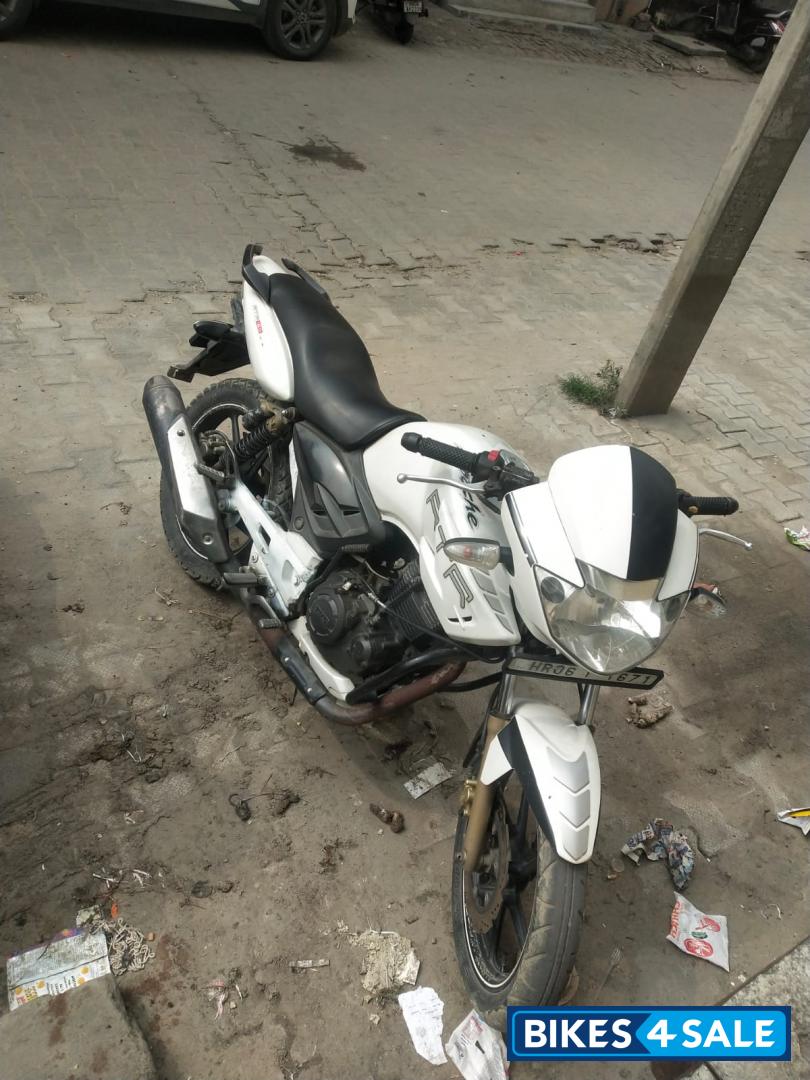 White TVS Apache RTR 180
