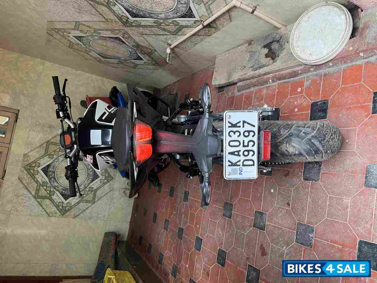 White KTM Duke 200 2020 White KTM Duke 200 2020