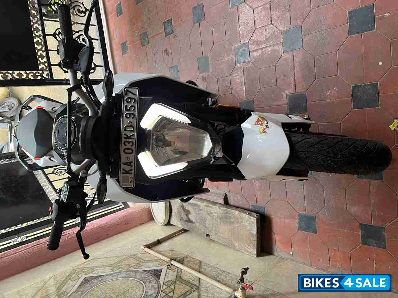 White KTM Duke 200 2020 White KTM Duke 200 2020