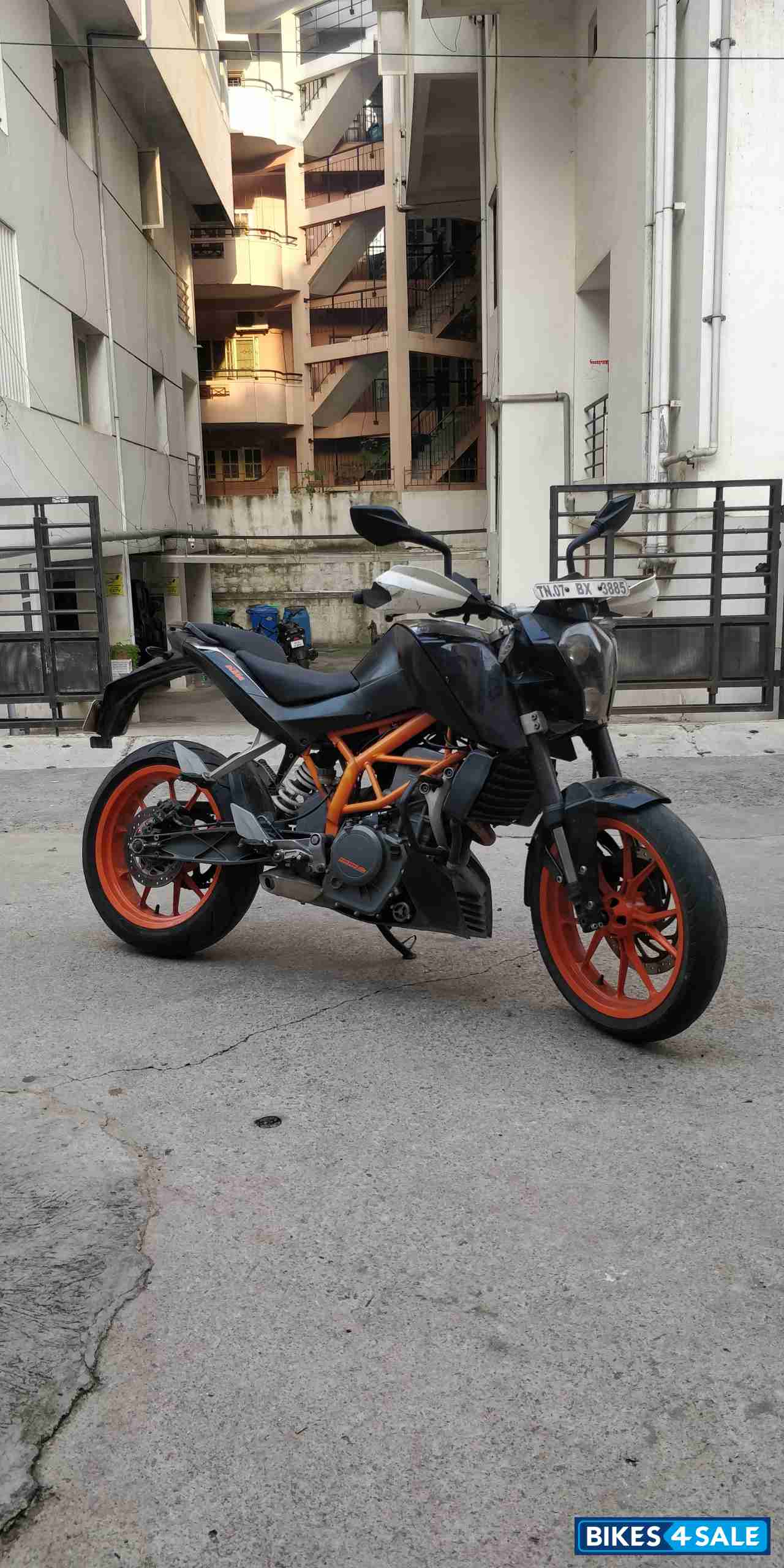 Black KTM Duke 390