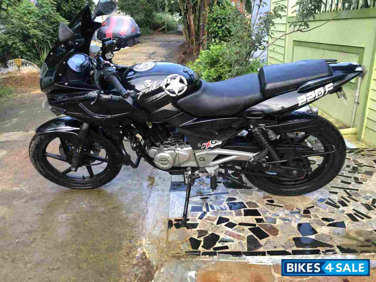 Bajaj Pulsar 220F