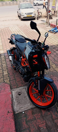 Black KTM Duke 250 2022
