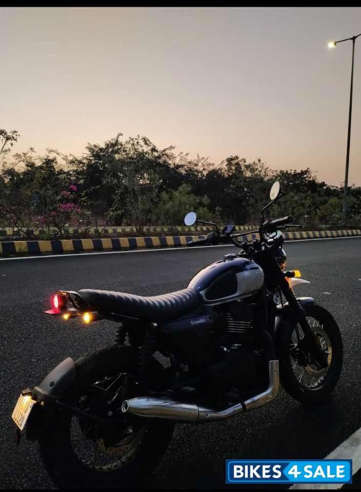 Mean Green Yezdi Scrambler Dual Tone Mean Green Yezdi Scrambler Dual Tone