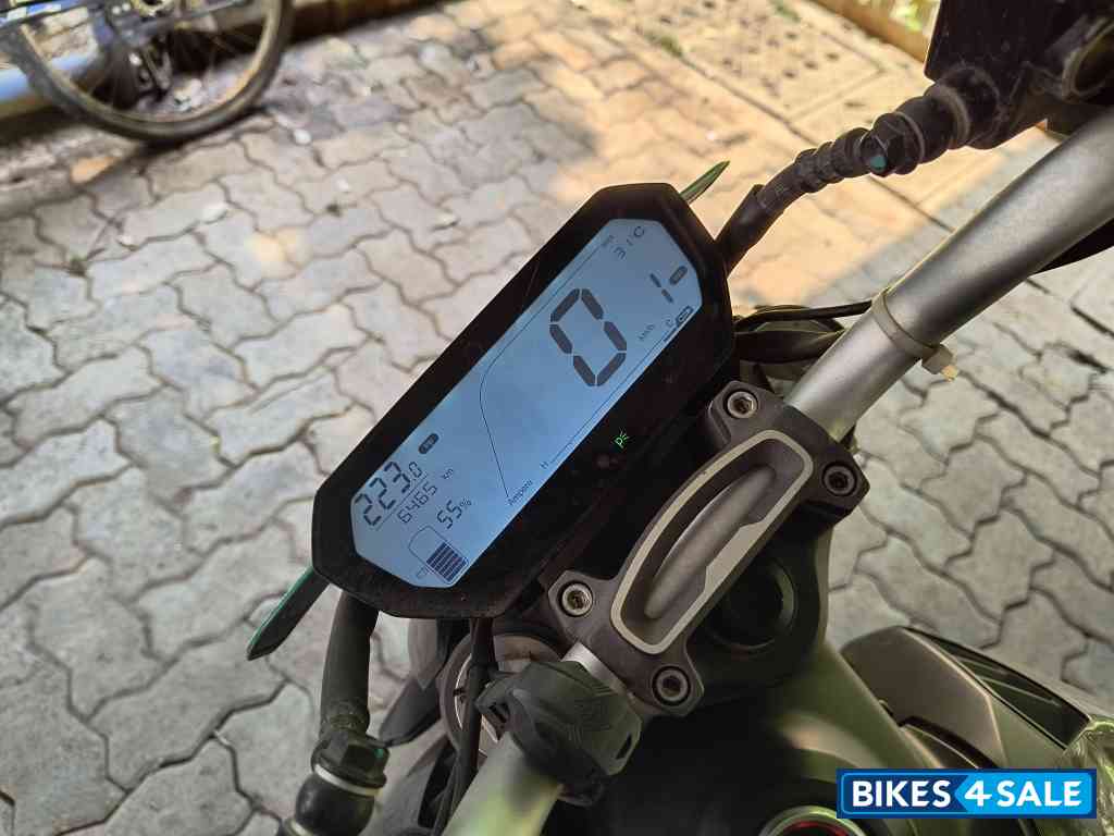 Black Revolt RV 400 Black Revolt RV 400