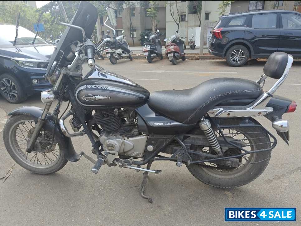 Black Bajaj Avenger Cruise 220 Black Bajaj Avenger Cruise 220