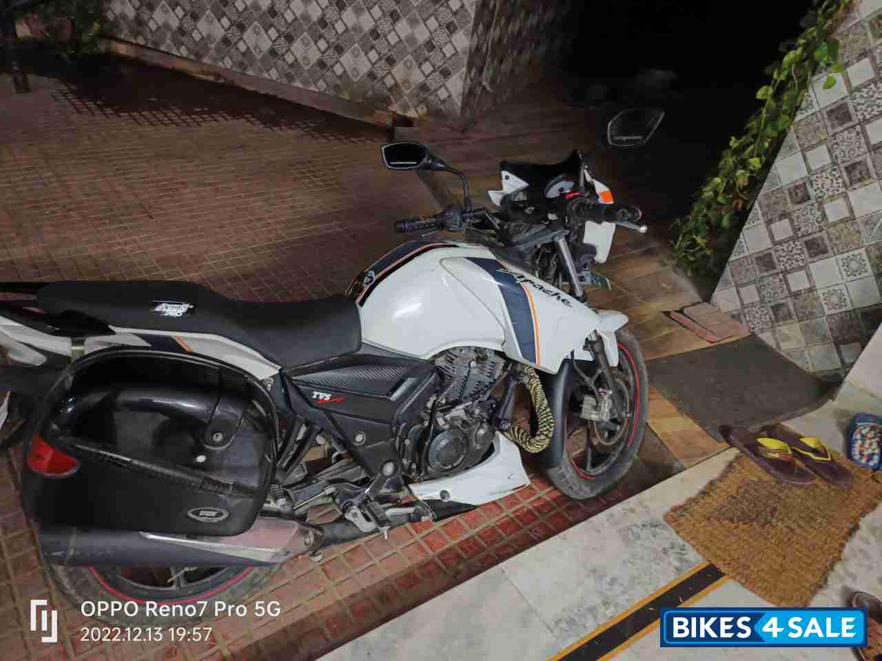 White TVS Apache RTR 160 White TVS Apache RTR 160