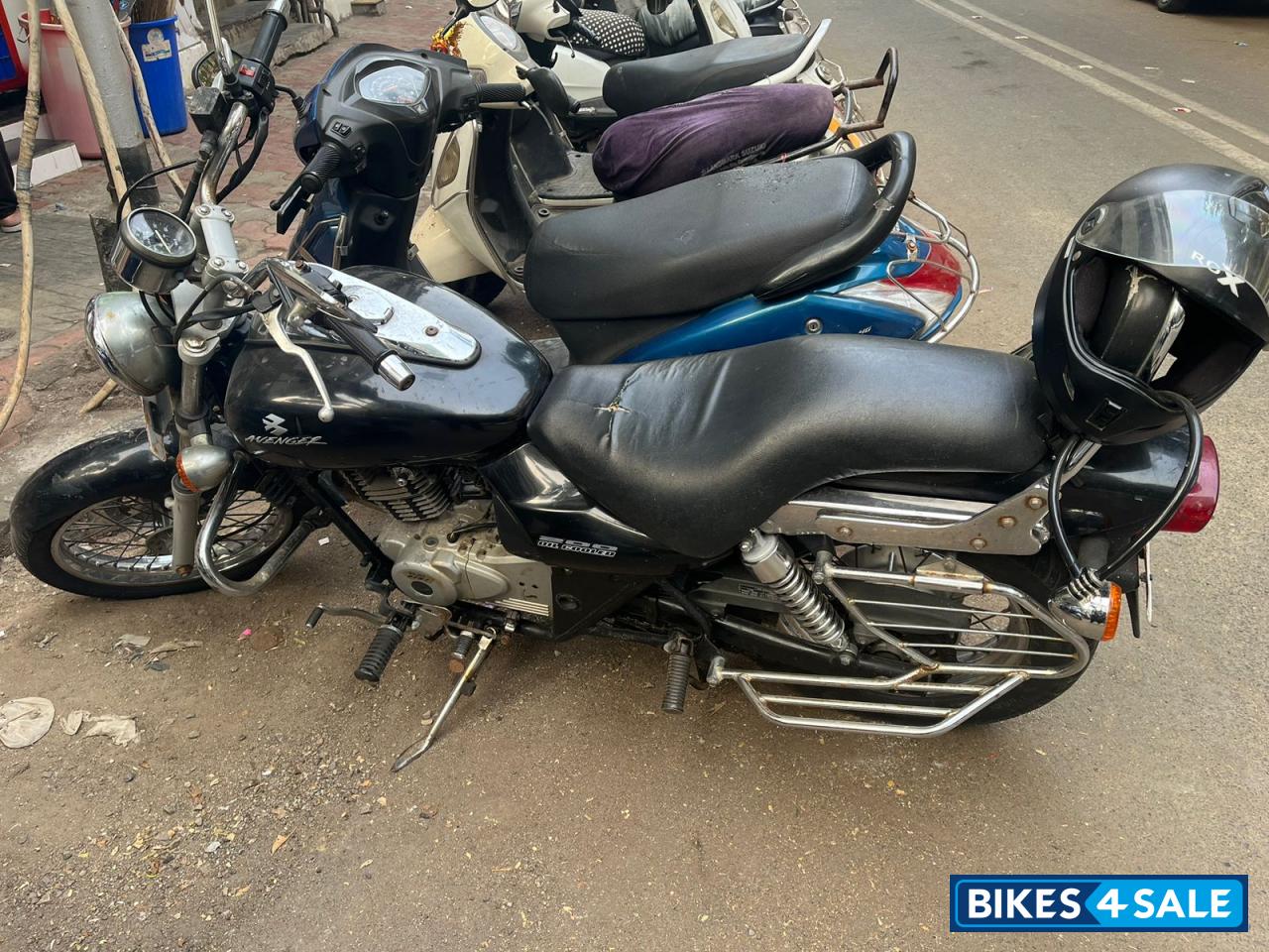 Black Bajaj Avenger 200 DTS-i Black Bajaj Avenger 200 DTS-i