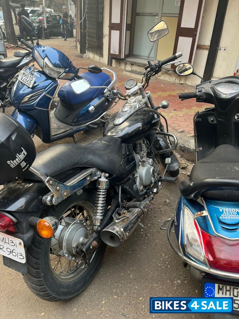 Black Bajaj Avenger 200 DTS-i Black Bajaj Avenger 200 DTS-i