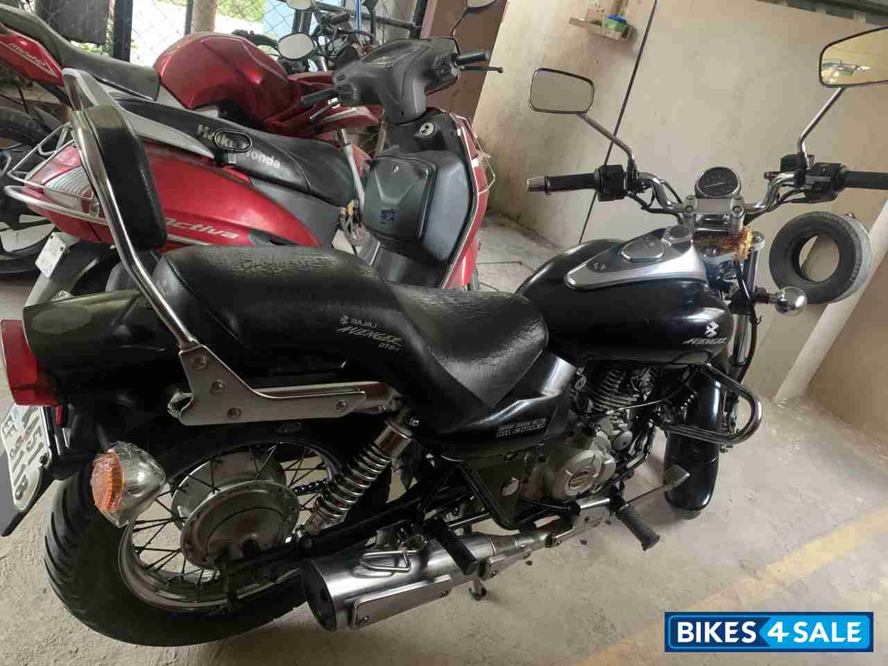 Black Bajaj Avenger 220 DTS-i