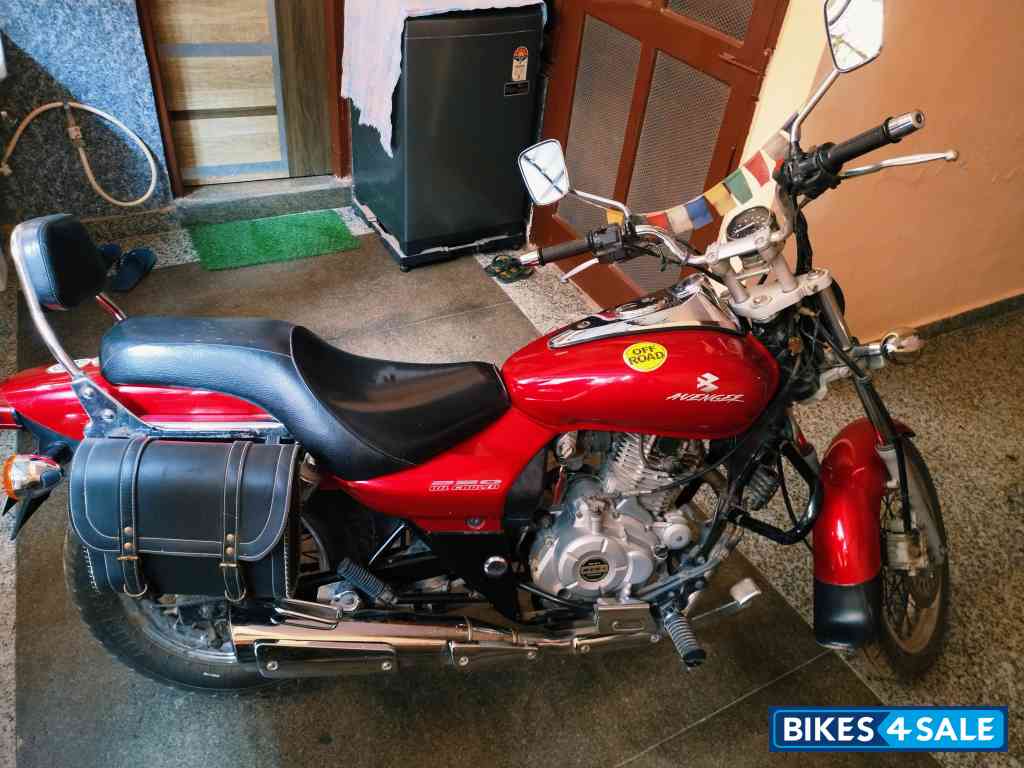 Wine Red Bajaj Avenger 220 DTS-i