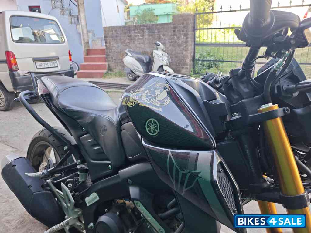 Black Yamaha MT-15 Black Yamaha MT-15