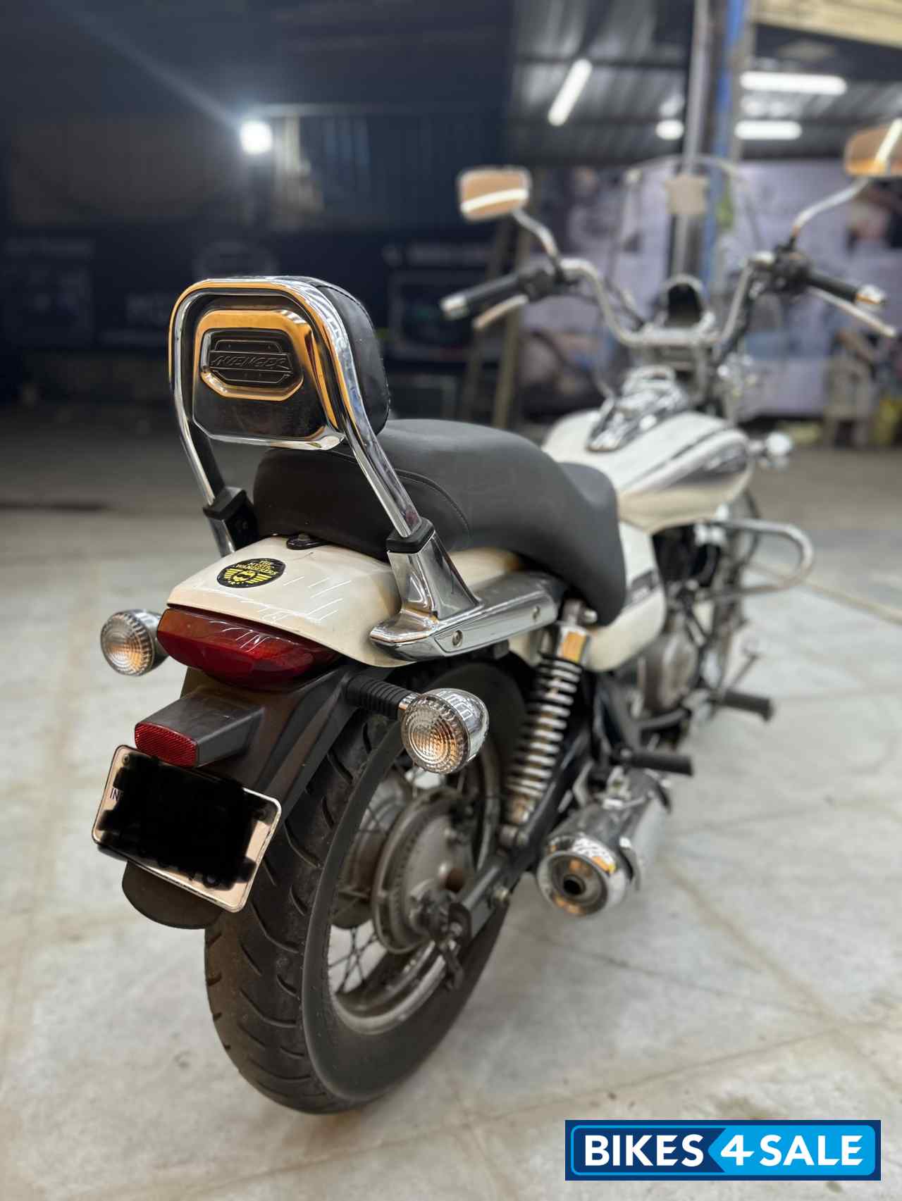 White Bajaj Avenger Cruise 220 White Bajaj Avenger Cruise 220
