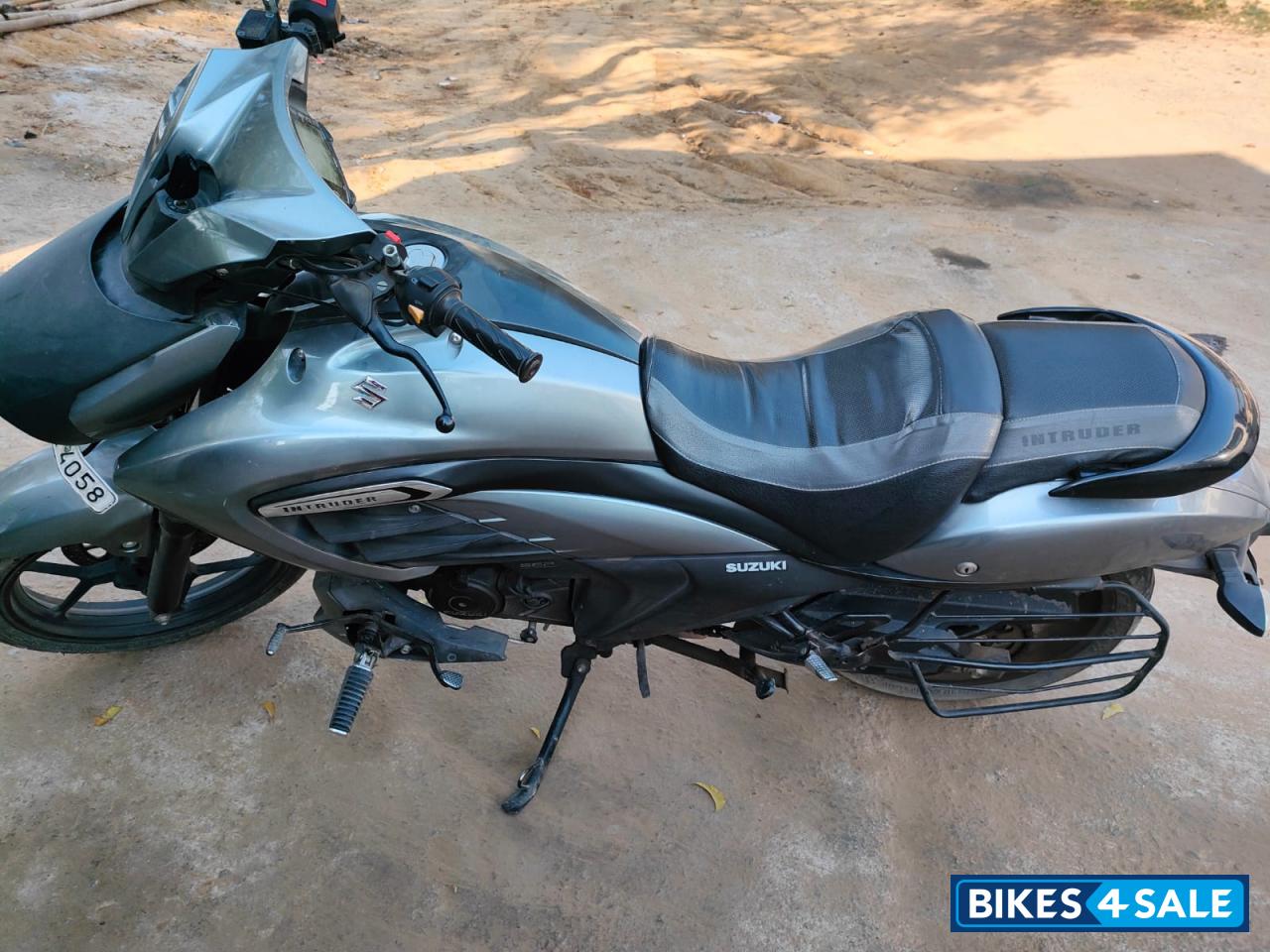 Silver Suzuki Intruder 150 Silver Suzuki Intruder 150